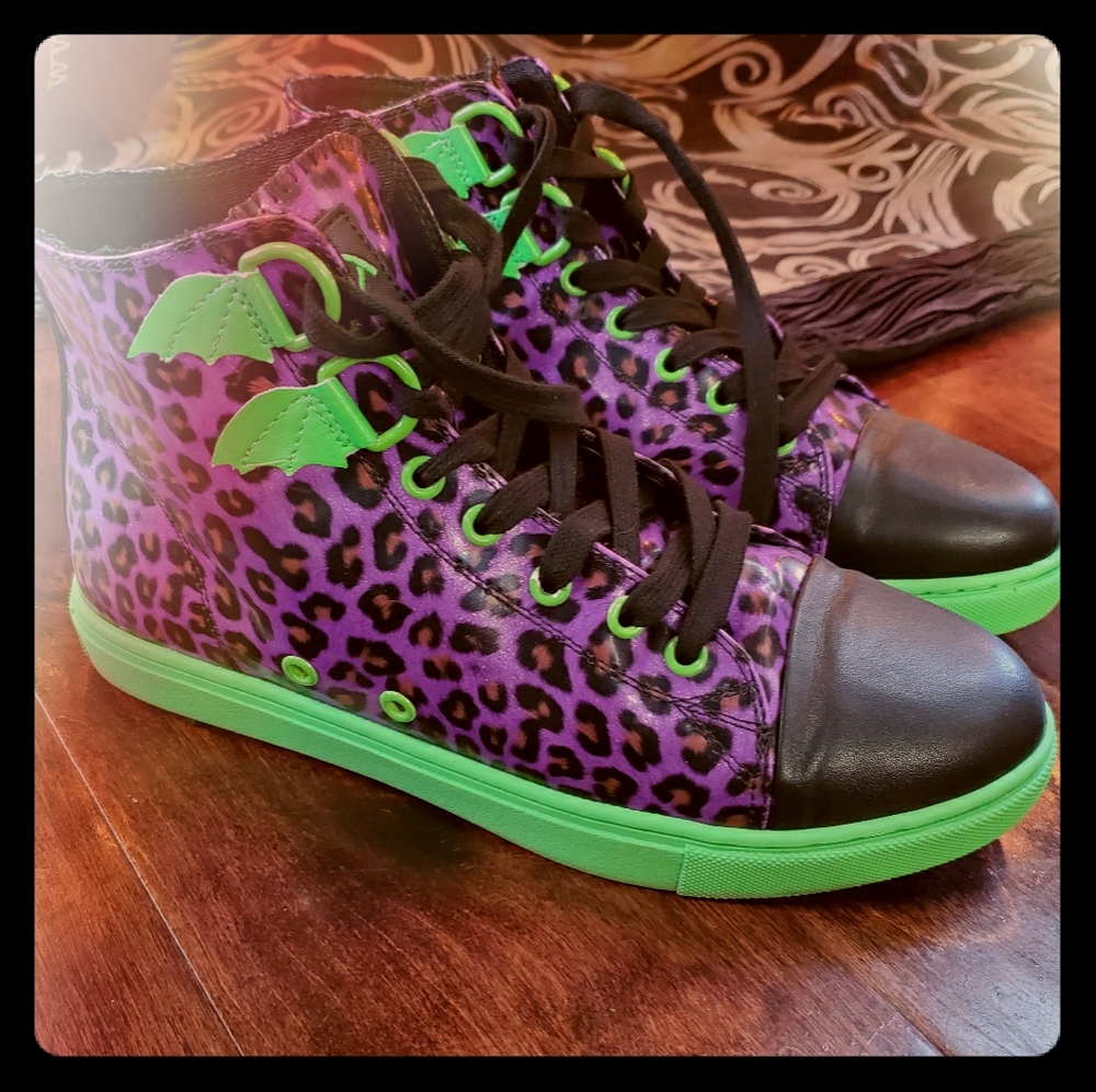 Strange Cvlt Bat Chelsea shoes